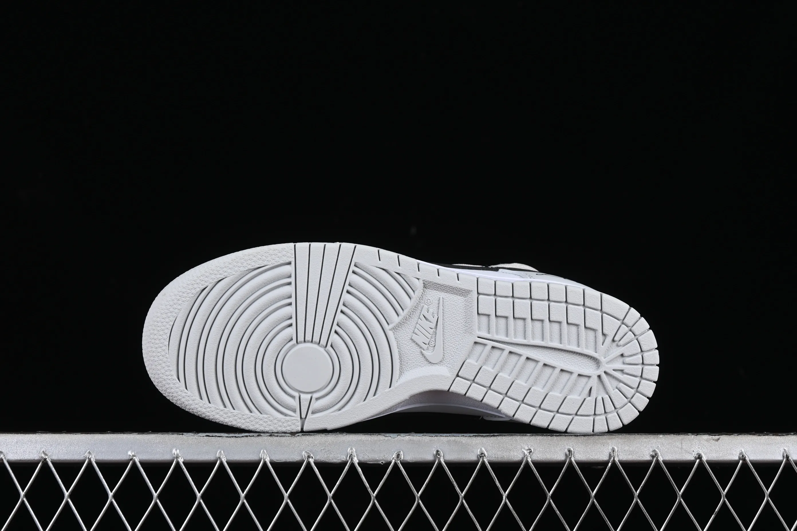 All Categories Nk SB Dunk Series Nk SB Dunk Low Low-top sneakers Nk Dunk Low Leather letters High street deconstruction Black and gray SB strap low-top casual sneakers DV0831-101